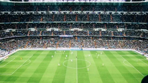 国足首战沙特半场红牌频发，蒋光太受伤离场，比赛结局大反转出人意料